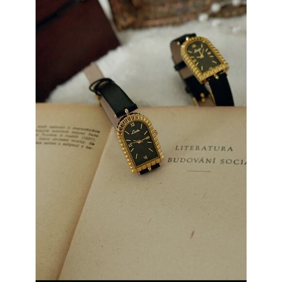Women’s Elegant French Inspired Vintage Arch Bleach Leather Strap Retro Watch